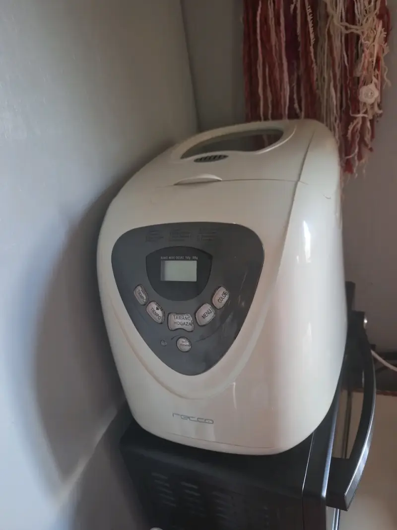 Máquina para hacer pan Recco blanca