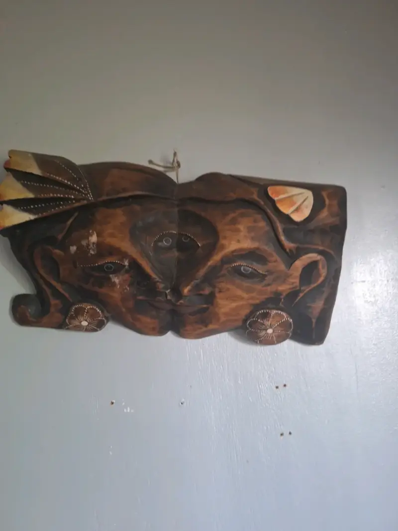Máscara decorativa de madera tallada