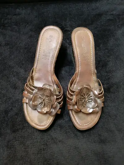 Sandalias de Cuña Marrones con Flores Decorativas - miniatura 1