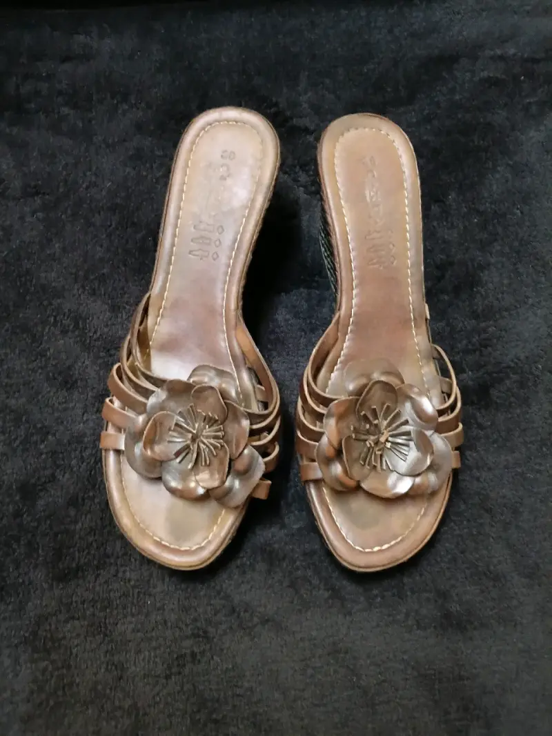 Sandalias de Cuña Marrones con Flores Decorativas - 2