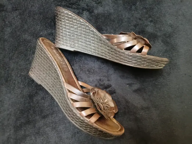 Sandalias de Cuña Marrones con Flores Decorativas - 3