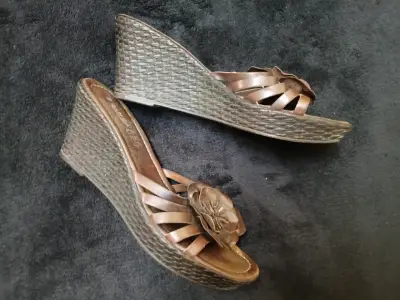 Sandalias de Cuña Marrones con Flores Decorativas - miniatura 3