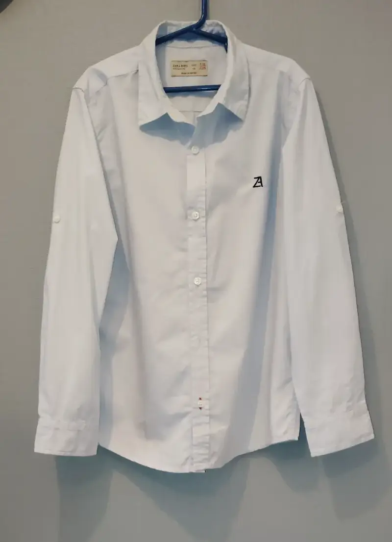 Camisa Celeste de Niño Zara con logo