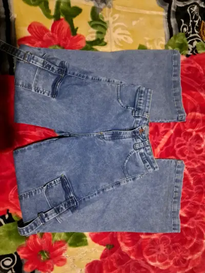 Jeans de mezclilla azul con bolsillos cargo - miniatura 1