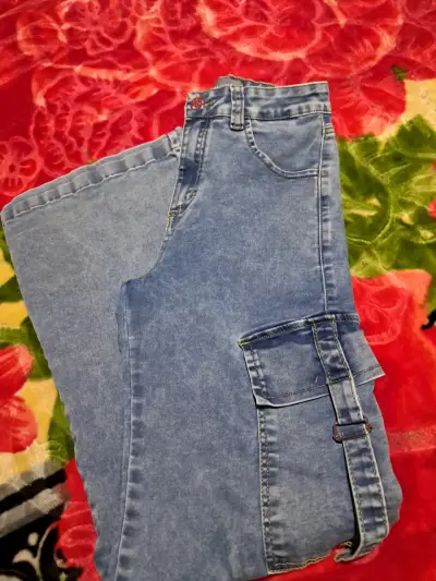 Jeans de mezclilla azul con bolsillos cargo - miniatura 3