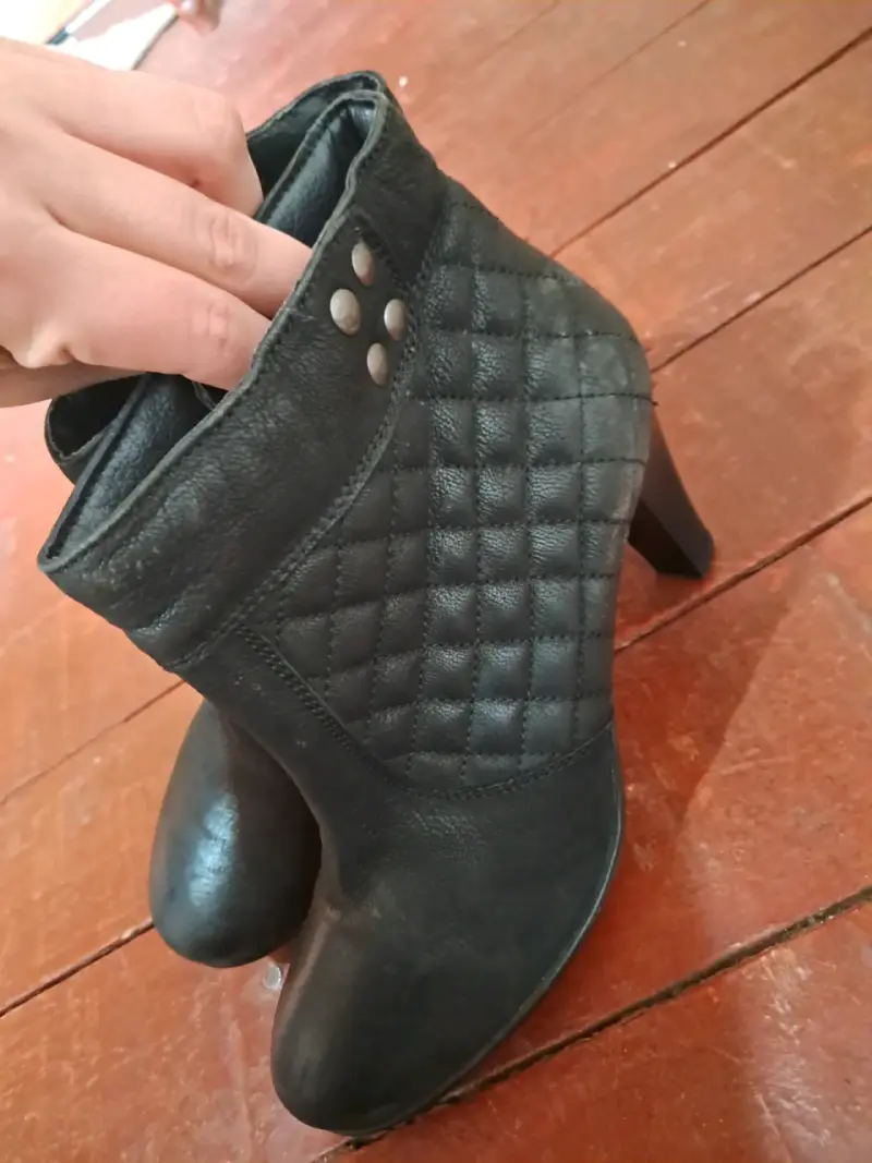 Botines de cuero negro con tacón alto