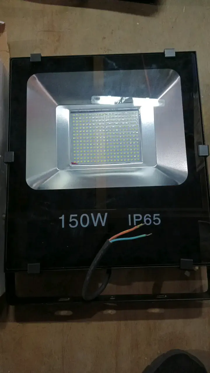Reflector LED 150W IP65 para exteriores - 1