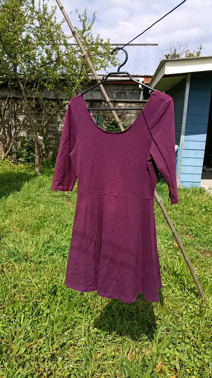 Vestido morado de manga tres cuartos
