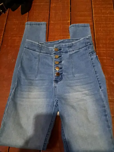 Jeans de mujer azul con botones decorativos - miniatura 1