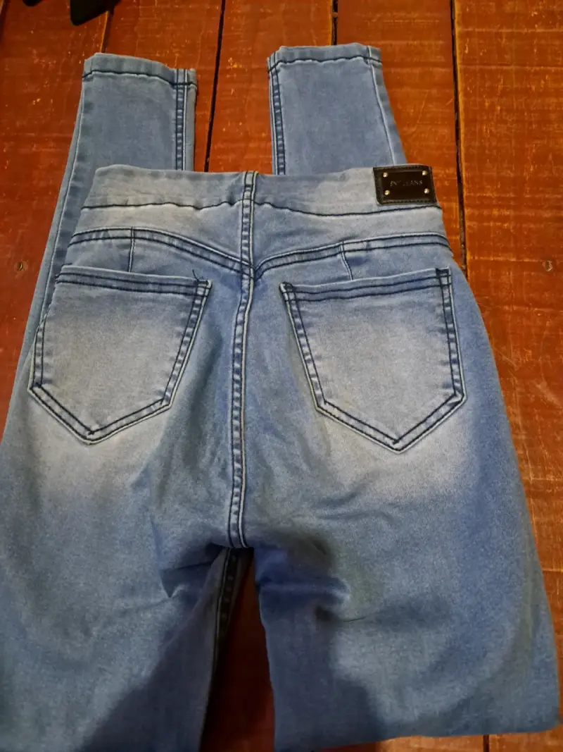 Jeans de mujer azul con botones decorativos - 2