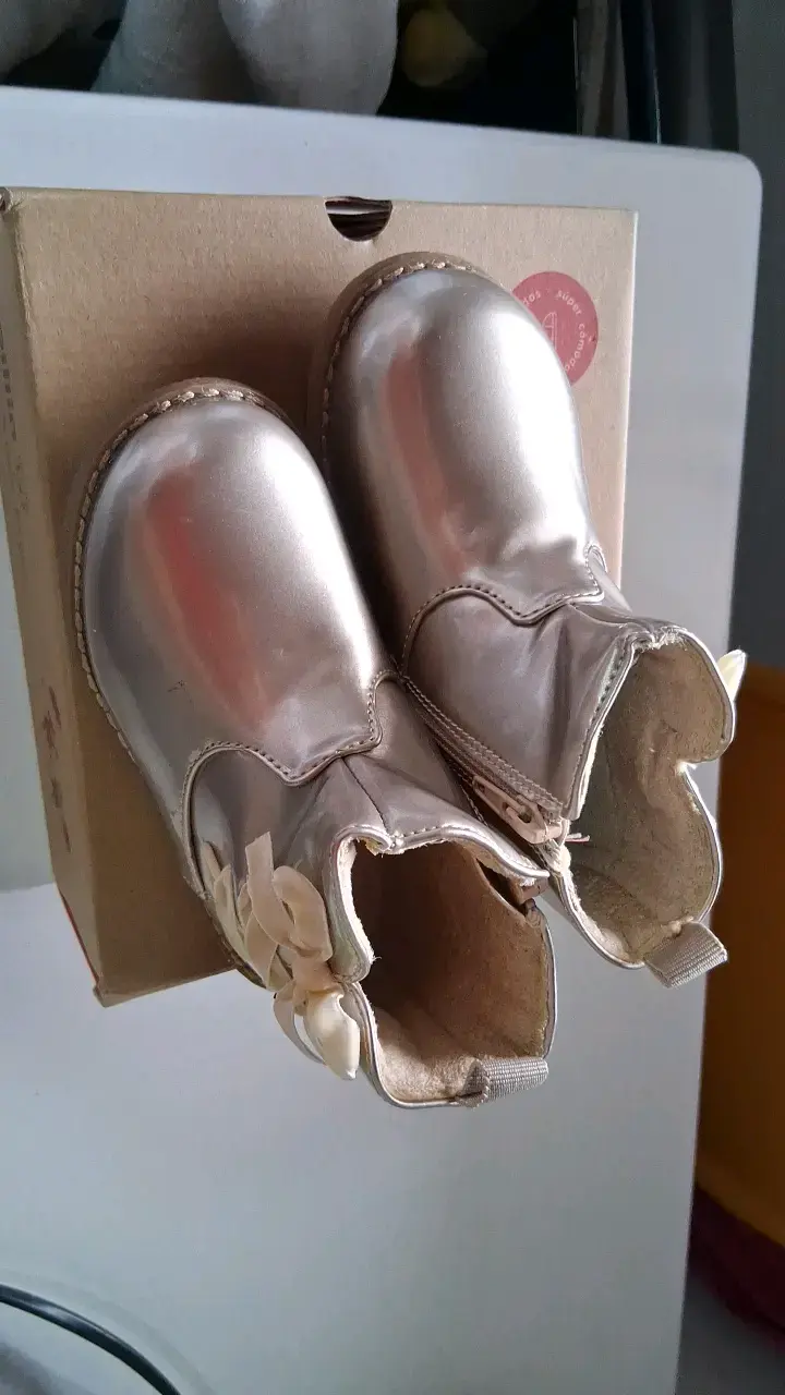 Botines dorados para bebé con lazo decorativo