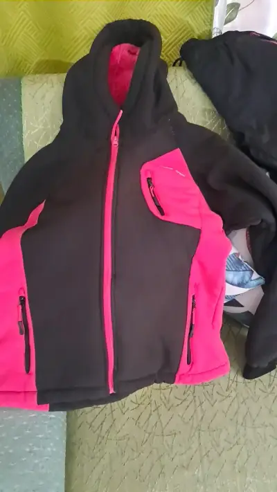 Conjunto de ropa deportiva para mujer en negro y fucsia - miniatura 1