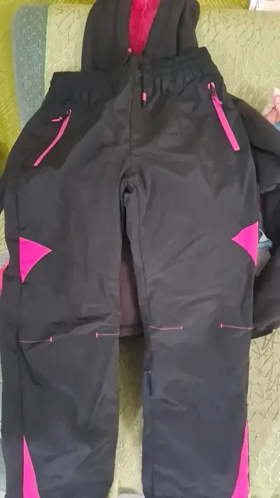 Conjunto de ropa deportiva para mujer en negro y fucsia - miniatura 2