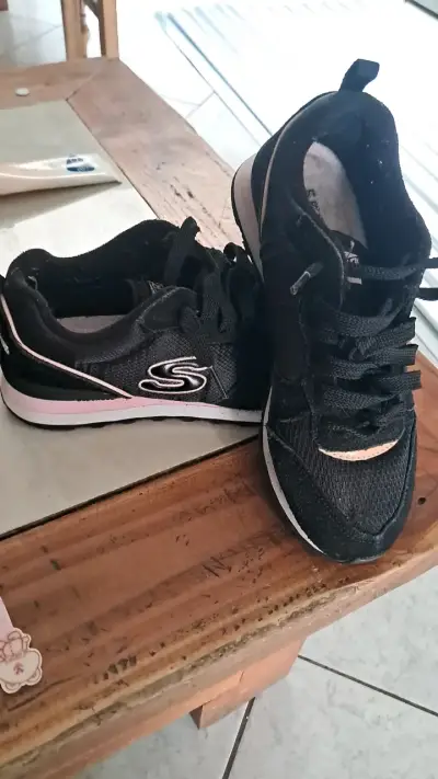 Conjunto de ropa deportiva para mujer en negro y fucsia - miniatura 3