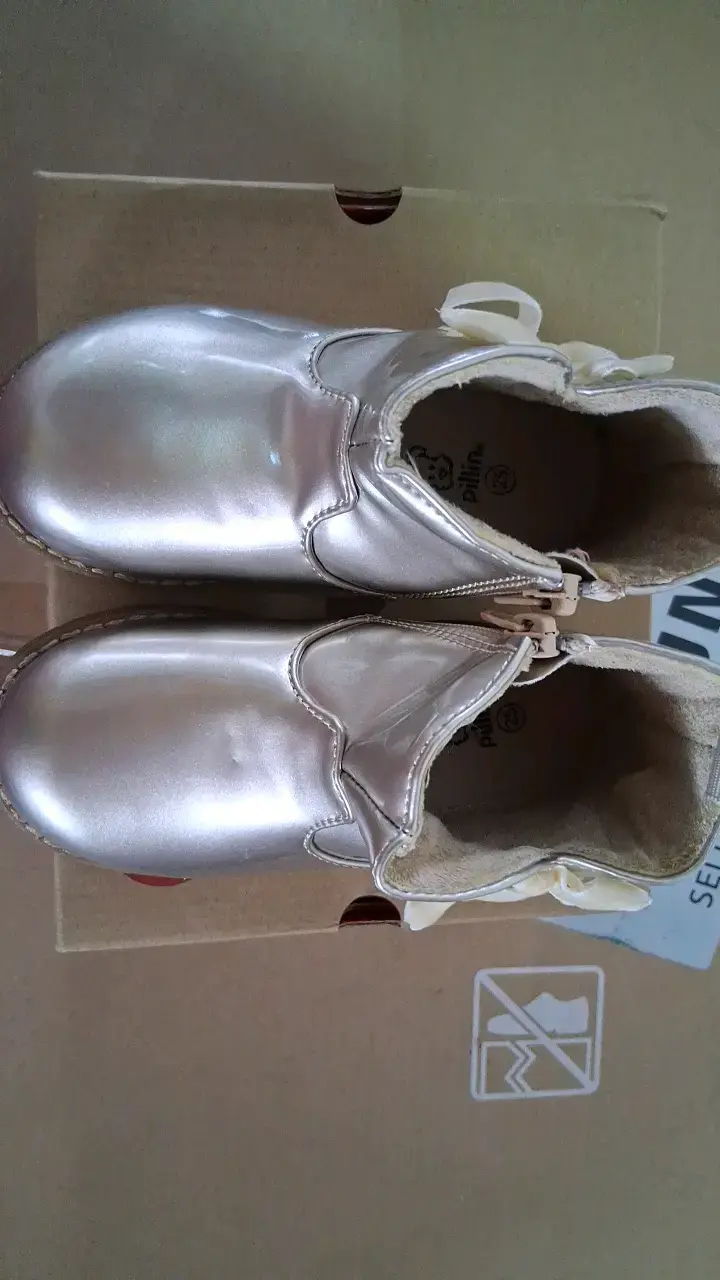 Botines dorados para bebé con lazo decorativo