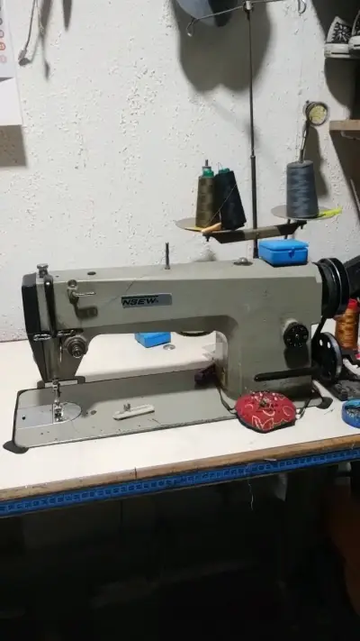 Máquina de Coser Industrial Newlong en Buen Estado - miniatura 2