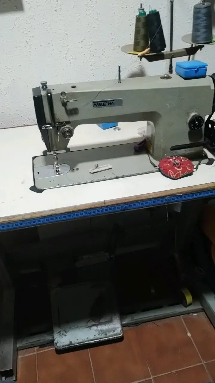 Máquina de Coser Industrial Newlong en Buen Estado - 4