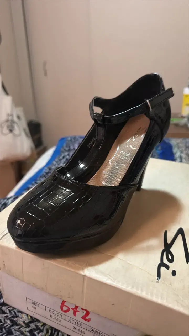 Zapatos de tacón negro con diseño de cocodrilo