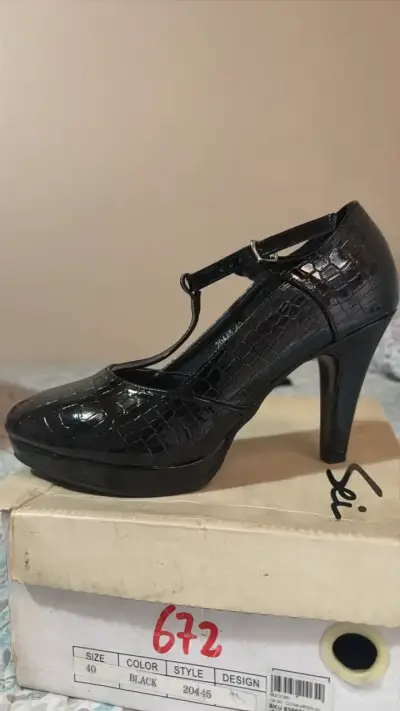 Zapatos de tacón negro con diseño de cocodrilo - miniatura 2