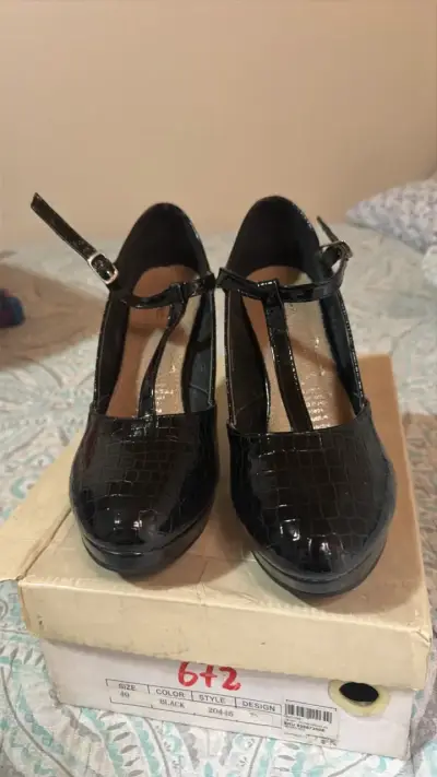 Zapatos de tacón negro con diseño de cocodrilo - miniatura 3