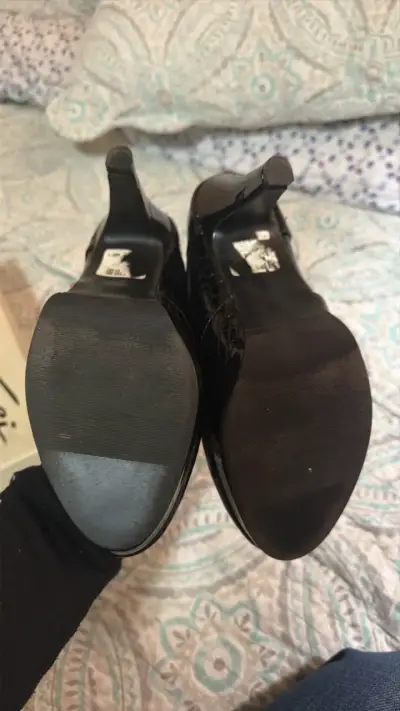 Zapatos de tacón negro con diseño de cocodrilo - miniatura 4