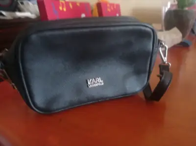 Bolso cruzado negro Karl Lagerfeld elegante - miniatura 1