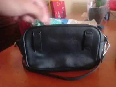 Bolso cruzado negro Karl Lagerfeld elegante - miniatura 2