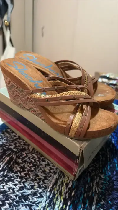 Sandalias Skechers con plataforma y diseño trenzado - miniatura 1