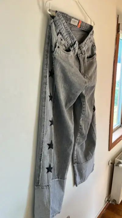 Jeans grises con estrellas Kato talla 38 - miniatura 2