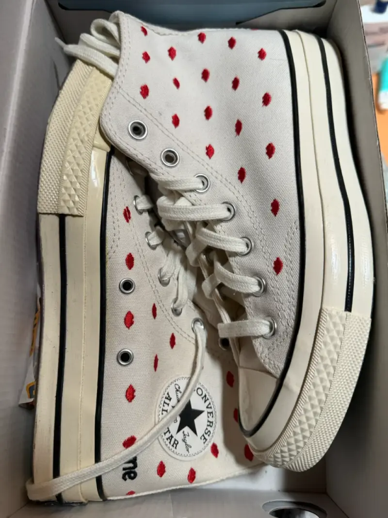 Zapatillas Converse All Star blancas con corazones