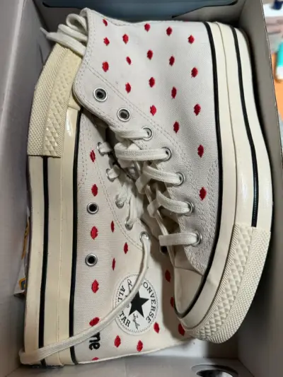 Zapatillas Converse All Star blancas con corazones - miniatura 1
