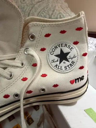 Zapatillas Converse All Star blancas con corazones - miniatura 2
