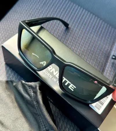 Gafas de sol Arnette negras polarizadas - miniatura 1