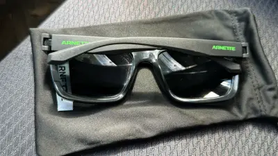 Gafas de sol Arnette negras polarizadas - miniatura 2