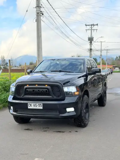 Camioneta RAM 1500 negra en buen estado - miniatura 1