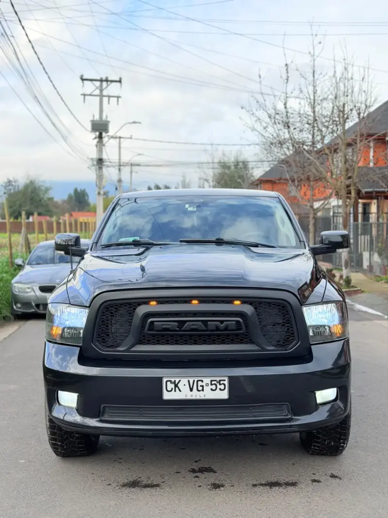 Camioneta RAM 1500 negra en buen estado - 2