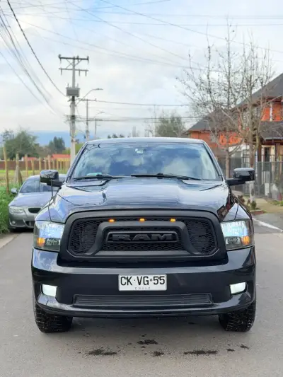 Camioneta RAM 1500 negra en buen estado - miniatura 2