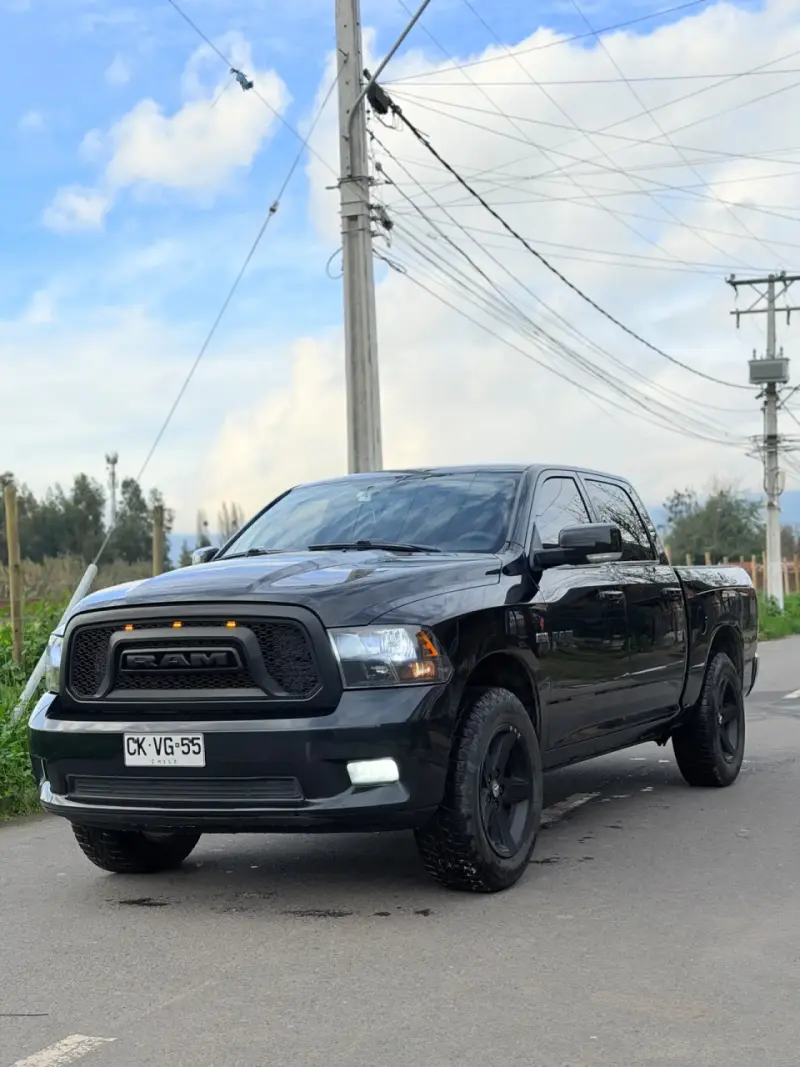 Camioneta RAM 1500 negra en buen estado - 3