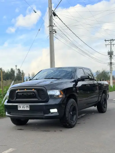 Camioneta RAM 1500 negra en buen estado - miniatura 3