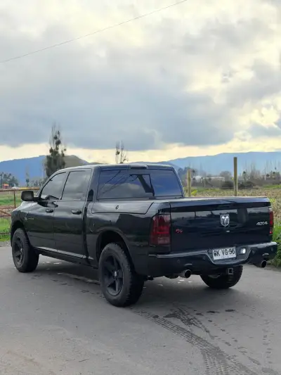 Camioneta RAM 1500 negra en buen estado - miniatura 4