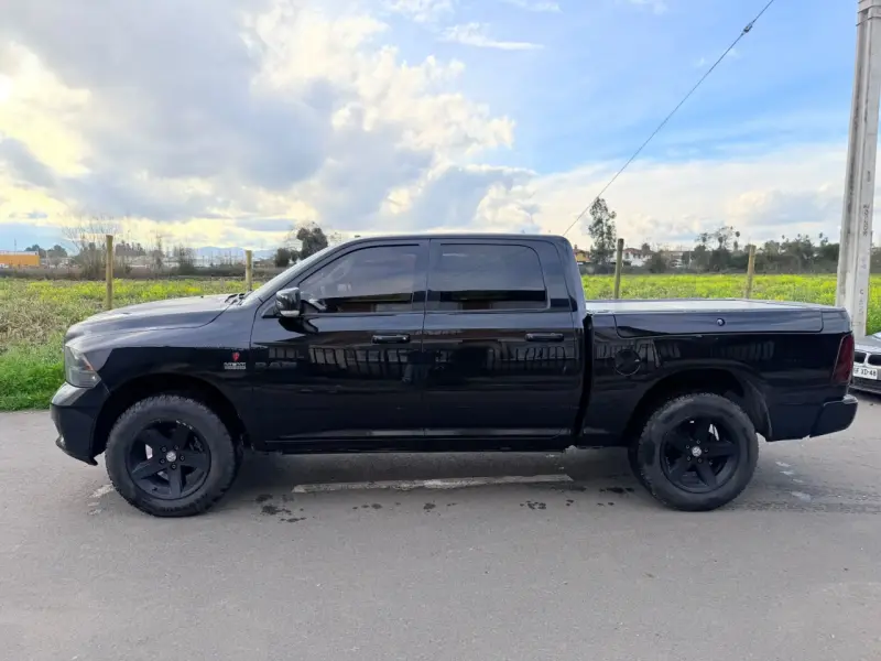 Camioneta RAM 1500 negra en buen estado - 5
