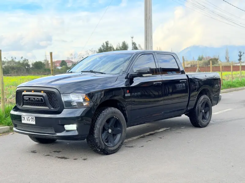 Camioneta RAM 1500 negra en buen estado - 6