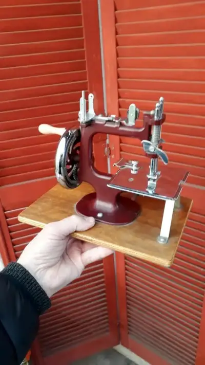 Máquina de Coser Antigua Manual de Hierro - miniatura 1