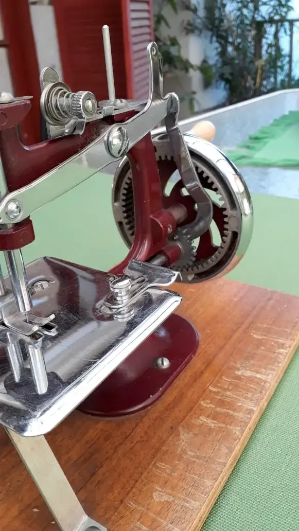 Máquina de Coser Antigua Manual de Hierro - 2