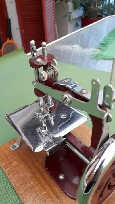 Máquina de Coser Antigua Manual de Hierro - miniatura 3