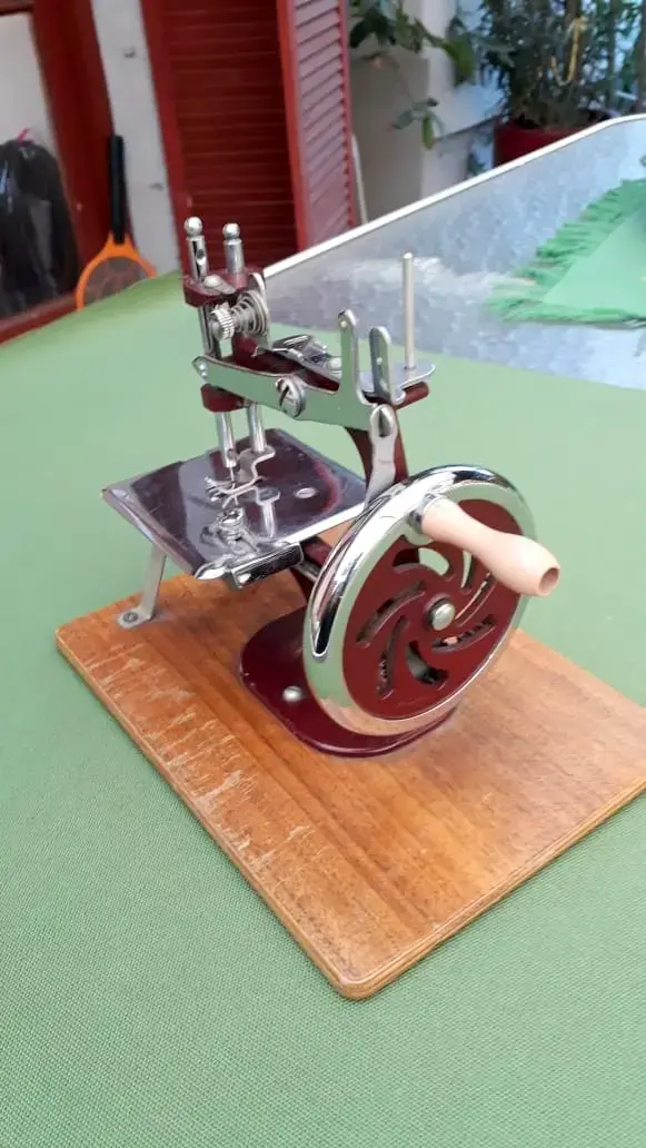 Máquina de Coser Antigua Manual de Hierro - 4