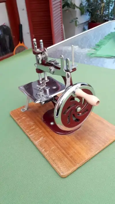 Máquina de Coser Antigua Manual de Hierro - miniatura 4