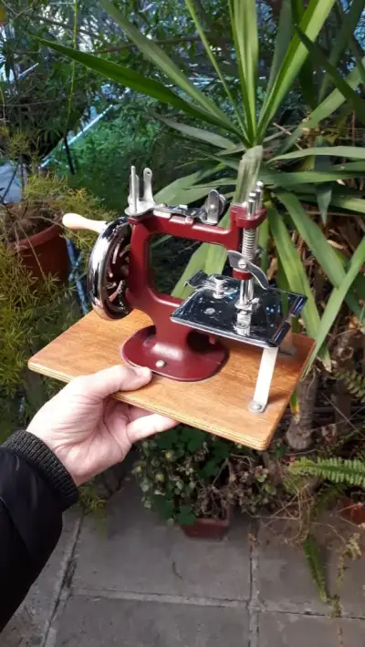 Máquina de Coser Antigua Manual de Hierro - miniatura 6