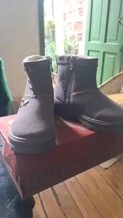 Botas infantiles gris con adornos coloridos - miniatura 1