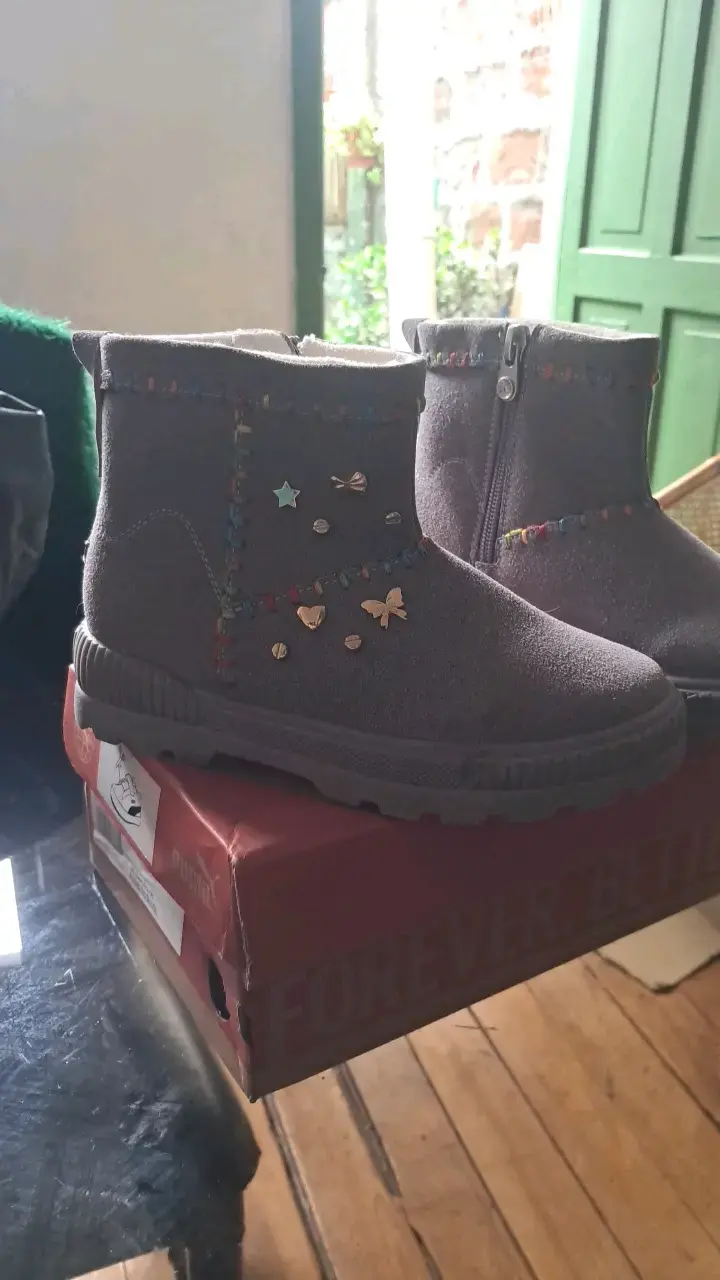 Botas infantiles gris con adornos coloridos - 2